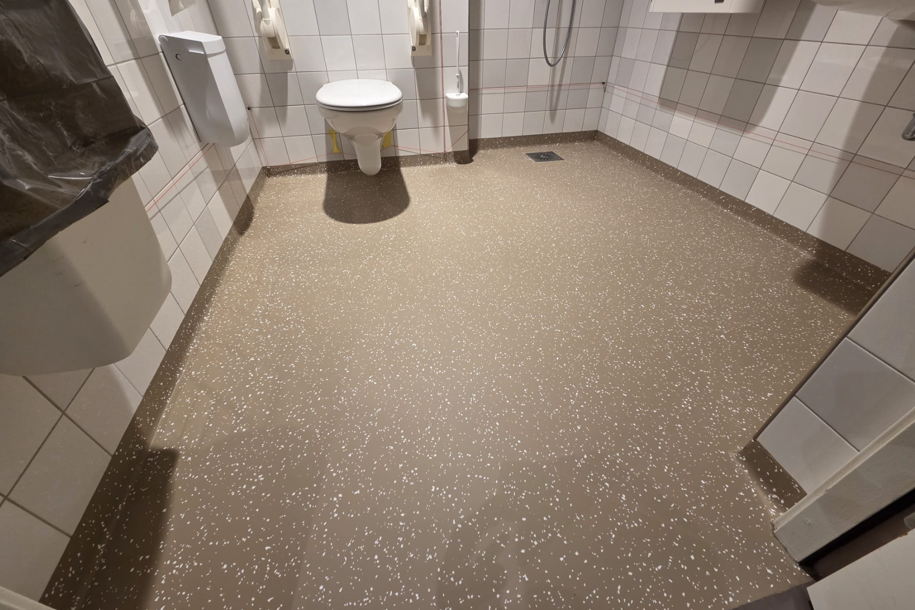 Gietvloer over tegels gegoten