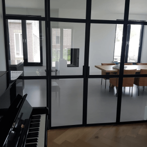 Gietvloer in woonkamer